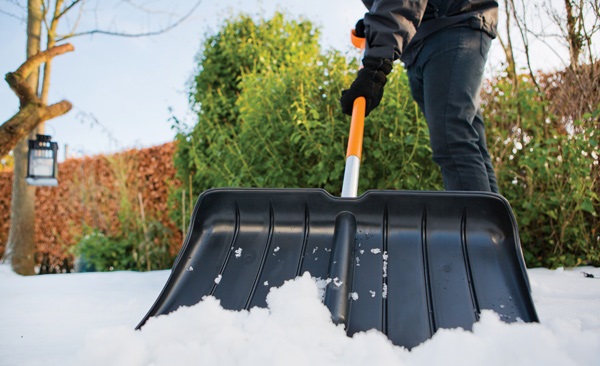 Выбор лопаты для уборки снега