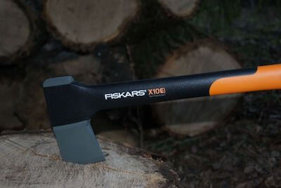 Топор Fiskars x10 с артикулом 121443