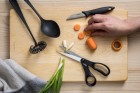 Нож с подвижным лезвием Fiskars Essential для чистки овощей 6 см Black 1065586 - фото 3