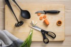 Нож с подвижным лезвием Fiskars Essential для чистки овощей 6 см Black 1065586 - фото 4